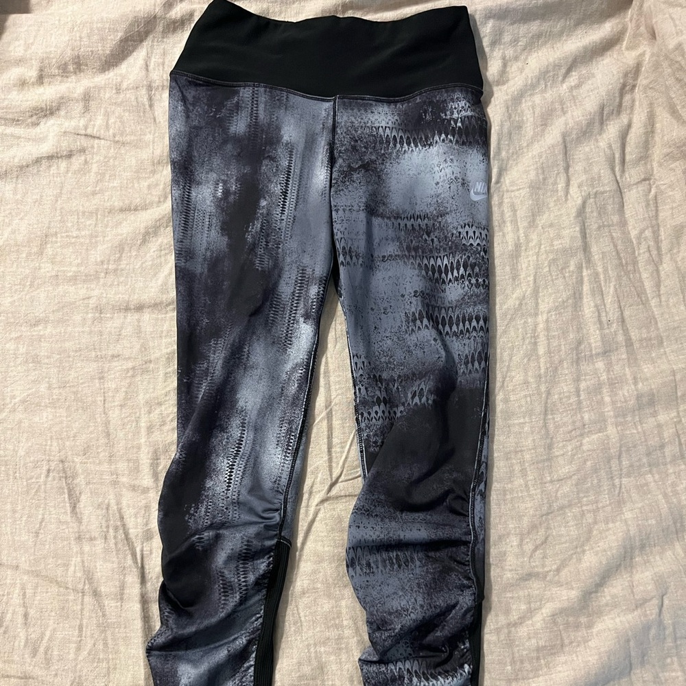 Women’s Nike Cropped Leggings Medium